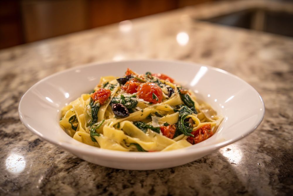 Mediterranean Fettuccine with Spinach & Olives: A Zesty Delight