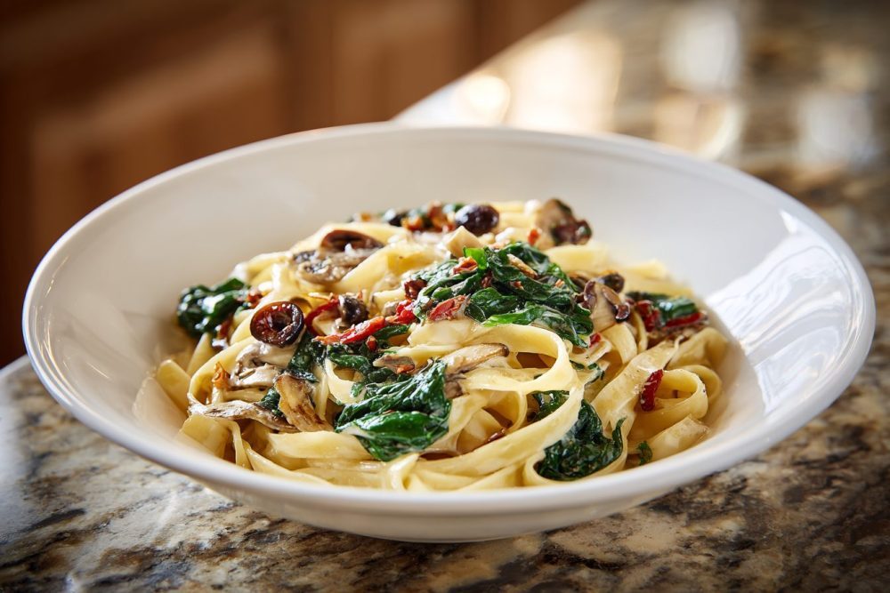 Mediterranean Fettuccine with Spinach & Olives: A Zesty Delight